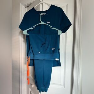 Figs deep reef scrub set. Catarina top size small, Zamora joggers size m/p
